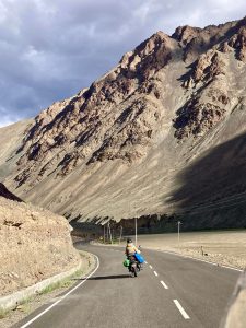 Road trip à moto Ladakh, moto sur la route au Ladakh