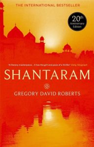 Couverture du livre Shantaram de Gregory David Roberts, récit de voyage et d'aventure dans les bidonvilles de Mumbai en Inde