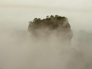 Pidurangala, vue sur le rocher du Lion (Sigirya)