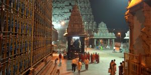 Girivalam, pèlerins près du temple d'Annamalaiyar, circumambulation autour d'Arunachala à Tiruvannamalai