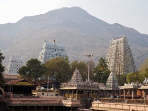 Temple d'Arunachalesvara (ou Annamalaiyar) à Tiruvannamalai, Tamil Nadu, Inde et en arrière plan, Arunachala, montagne sacrée