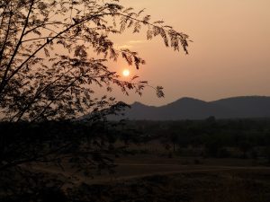 Coucher de soleil sur Tiruvannamalai, avec vue sur les montagnes au loin